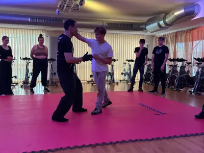Selbstverteidigungstrainer Marc Scholtyßek unterstützt Nikki Adler im Training